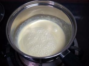 这个时候另起一个锅将淡奶油煮沸腾，用中火，很快就沸腾了。