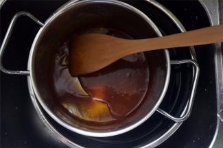 糖水熬至深琥珀色的时候马上熄火，倒入煮沸腾了的淡奶油，用木铲搅拌均匀，然后把锅坐到冷水中去冷却，冷却的过程需要不停搅拌，直至焦糖酱平静下来。