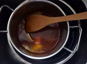 糖水熬至深琥珀色的时候马上熄火，倒入煮沸腾了的淡奶油，用木铲搅拌均匀，然后把锅坐到冷水中去冷却，冷却的过程需要不停搅拌，直至焦糖酱平静下来。