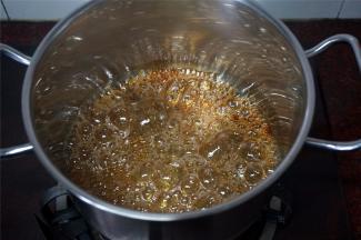 继续小火加热至糖水开始出现金黄色，这时可以轻轻晃动锅，使其均匀上色。