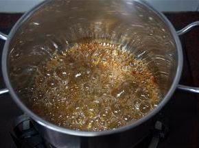 继续小火加热至糖水开始出现金黄色，这时可以轻轻晃动锅，使其均匀上色。