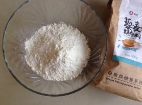 盆里装入面粉和细砂糖、盐