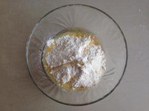 玉米油倒进面粉里，再慢慢倒入酵母水，一边倒一边用筷子搅拌面粉