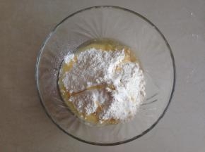 玉米油倒进面粉里，再慢慢倒入酵母水，一边倒一边用筷子搅拌面粉