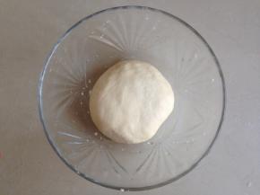 和成光滑的面团，盖上保鲜膜，室温下发酵2倍大