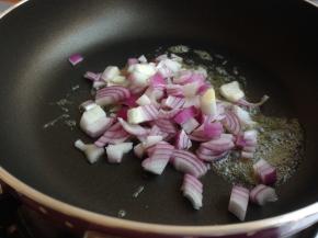 平底锅烧热加入黄油块，转小火加入洋葱丁，炒香