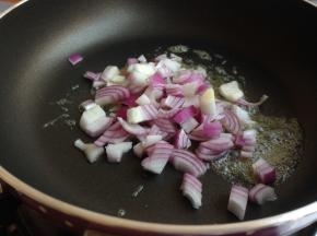平底锅烧热加入黄油块，转小火加入洋葱丁，炒香