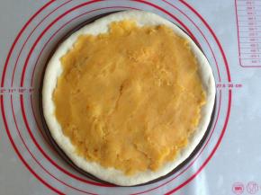 将红薯泥铺在披萨皮上面