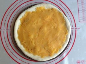 将红薯泥铺在披萨皮上面