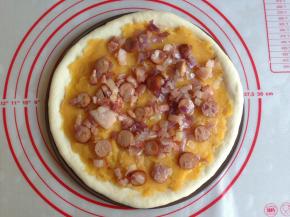 将炒香的配料均匀地放在红薯泥上