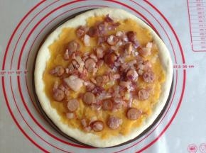 将炒香的配料均匀地放在红薯泥上