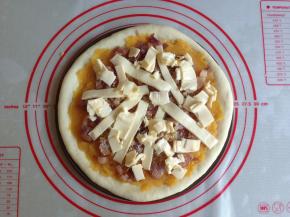 放上切成小块的芝士片（如果有马苏里拉芝士就更好）