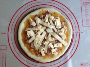 放上切成小块的芝士片（如果有马苏里拉芝士就更好）