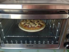 放入提前预热好上火200度，下火180度的东菱K30A烤箱，烘烤12分钟