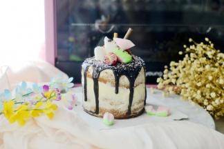 冰箱冷藏 半个小时然后放上自己喜欢的食材装饰就好 小叮咛 这款甜品因为有了巧克力，味道非常的好，蓝莓酱在夏天吃也能起到解腻的作用 夏天巧克力酱淋后要冰箱冷藏稍微凝固后装饰食用