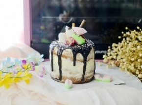 冰箱冷藏 半个小时然后放上自己喜欢的食材装饰就好 小叮咛 这款甜品因为有了巧克力，味道非常的好，蓝莓酱在夏天吃也能起到解腻的作用 夏天巧克力酱淋后要冰箱冷藏稍微凝固后装饰食用