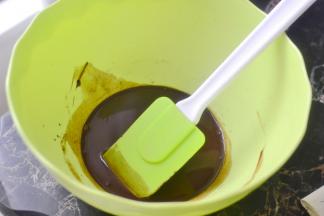 热水冲入可可粉中搅拌均匀放凉待用