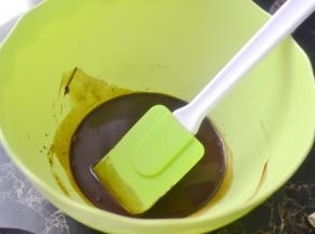 热水冲入可可粉中搅拌均匀放凉待用