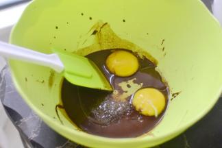 加入10克糖、玉米油和2个蛋黄