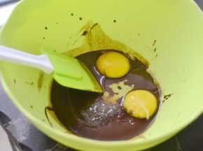 加入10克糖、玉米油和2个蛋黄