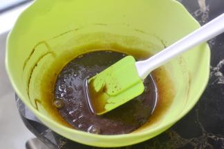 不断搅拌至乳化融合