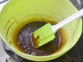 不断搅拌至乳化融合