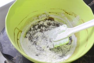 分2次筛入低筋面粉