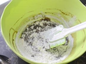 分2次筛入低筋面粉