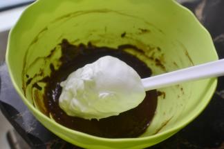 取一半加入蛋黄糊中用手抽拌匀（我一直喜欢用手抽这样不容易消泡而且能更好的搅拌均 匀）