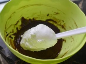 取一半加入蛋黄糊中用手抽拌匀（我一直喜欢用手抽这样不容易消泡而且能更好的搅拌均 匀）