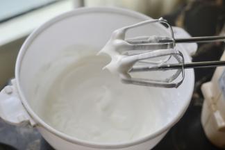 蛋白中加入几滴柠檬汁分3次放入糖打到硬性发泡（提起打蛋器头部有尖尖的蛋白霜）