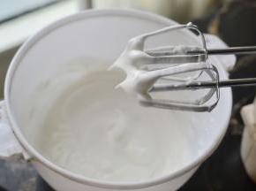 蛋白中加入几滴柠檬汁分3次放入糖打到硬性发泡（提起打蛋器头部有尖尖的蛋白霜）