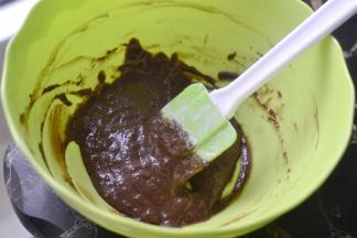 用刮刀划之字拌匀