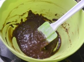 用刮刀划之字拌匀