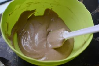 加入另外的蛋白霜继续拌匀