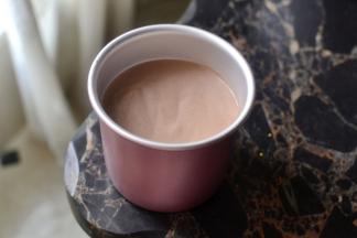 倒入模具中然后用力震出大气泡