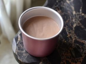 倒入模具中然后用力震出大气泡