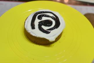 取一片蛋糕抹上淡奶油，然后挤一圈的蓝莓果酱