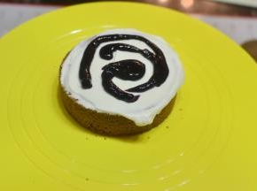 取一片蛋糕抹上淡奶油，然后挤一圈的蓝莓果酱