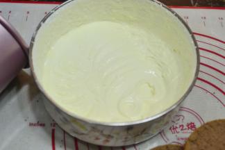 吉利丁粉加少许的水15克左右微波炉一分钟倒入淡奶油中加糖打到出现纹路状态放冰箱 冷藏半个小时备用（夏天的奶油只能这样做，不然分分钟就化了）