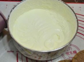 吉利丁粉加少许的水15克左右微波炉一分钟倒入淡奶油中加糖打到出现纹路状态放冰箱 冷藏半个小时备用（夏天的奶油只能这样做，不然分分钟就化了）