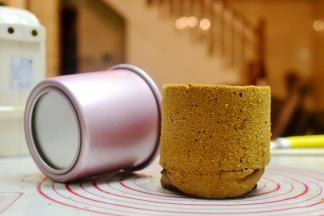 取出再次震下然后迅速倒扣放凉后脱模