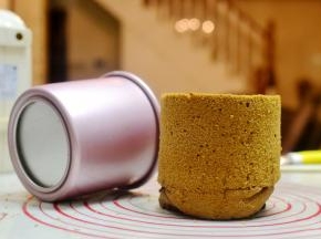 取出再次震下然后迅速倒扣放凉后脱模