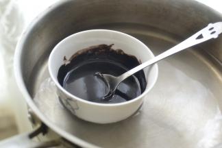 巧克力加淡奶油隔50度热水融化，用勺子浇在蛋糕体表面使其自然的往下流