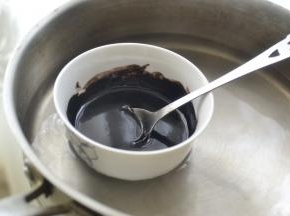 巧克力加淡奶油隔50度热水融化，用勺子浇在蛋糕体表面使其自然的往下流