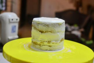 然后在蛋糕外面抹上奶油，并且将多余的抹去形成半裸蛋糕雏形