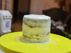 然后在蛋糕外面抹上奶油，并且将多余的抹去形成半裸蛋糕雏形