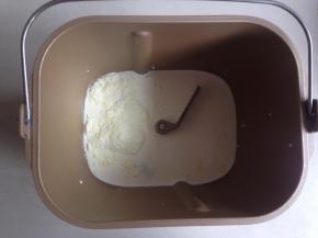 将液体、蛋液，糖和盐对角放进面包桶，加上奶粉