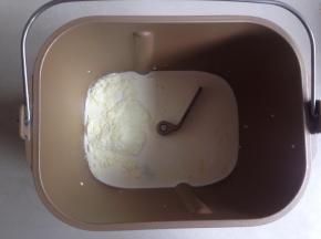 将液体、蛋液，糖和盐对角放进面包桶，加上奶粉