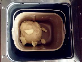 第一次和面结束后静置5分钟，然后加入黄油，再次和面15分钟